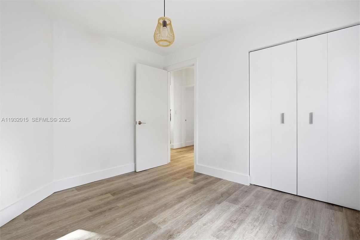 Empty room, Interior, Pendant Lights, Wood Texture Flooring