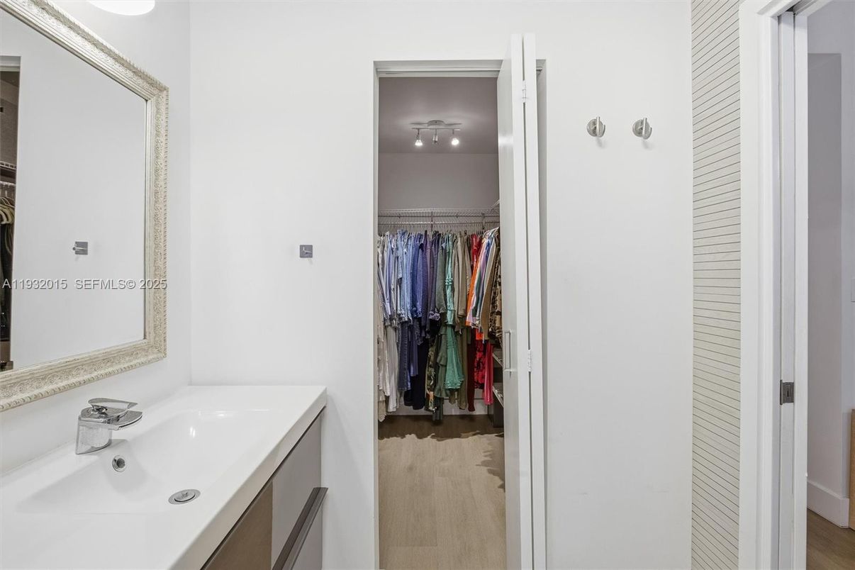 Bathroom, Interior, Walk-in Closets, Wood Texture Flooring