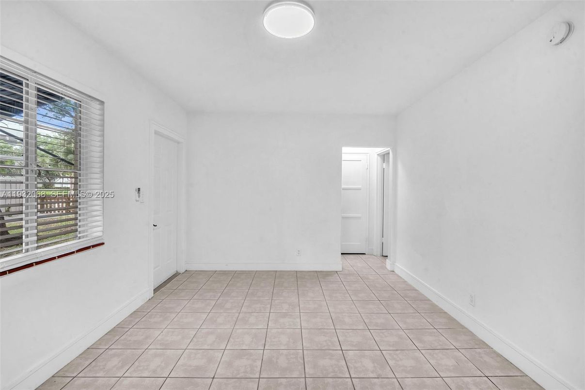 Empty room, Interior