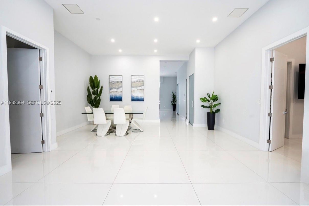 Dining room, Interior, Recessed Lighting