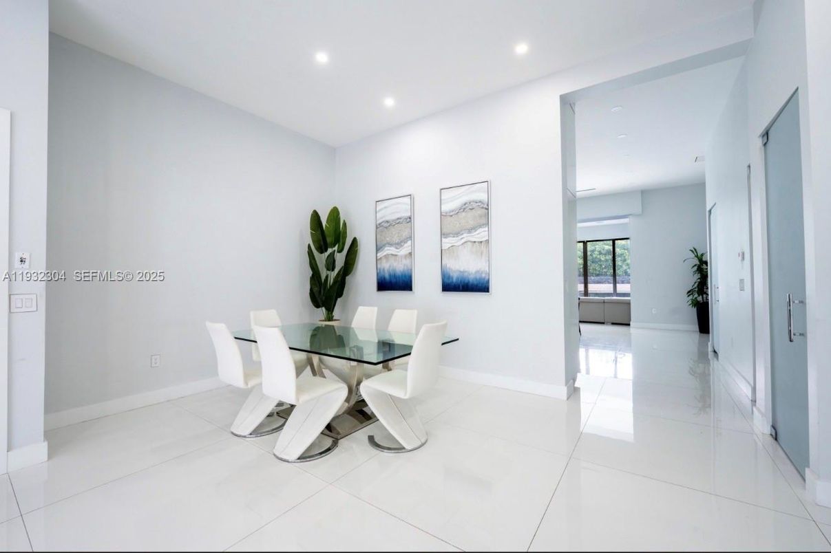 Dining room, Interior, Recessed Lighting