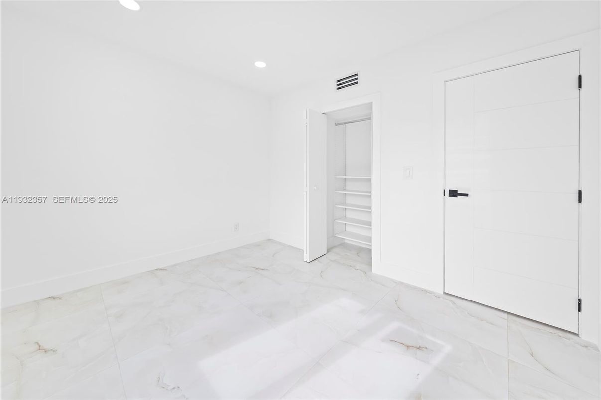 Empty room, Interior, Marble, Recessed Lighting