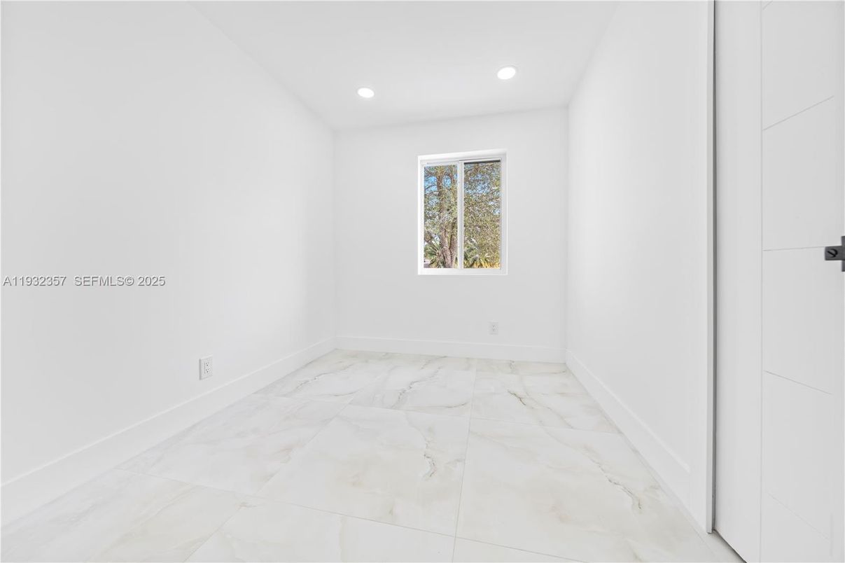 Empty room, Interior, Marble, Recessed Lighting