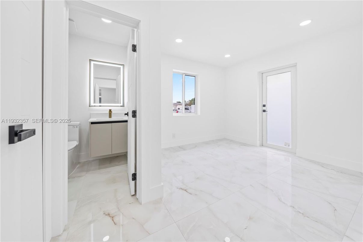 Bathroom, Empty room, Interior, Marble, Recessed Lighting