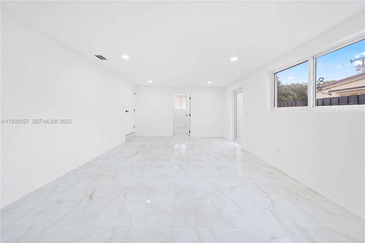 Empty room, Interior, Marble, Recessed Lighting