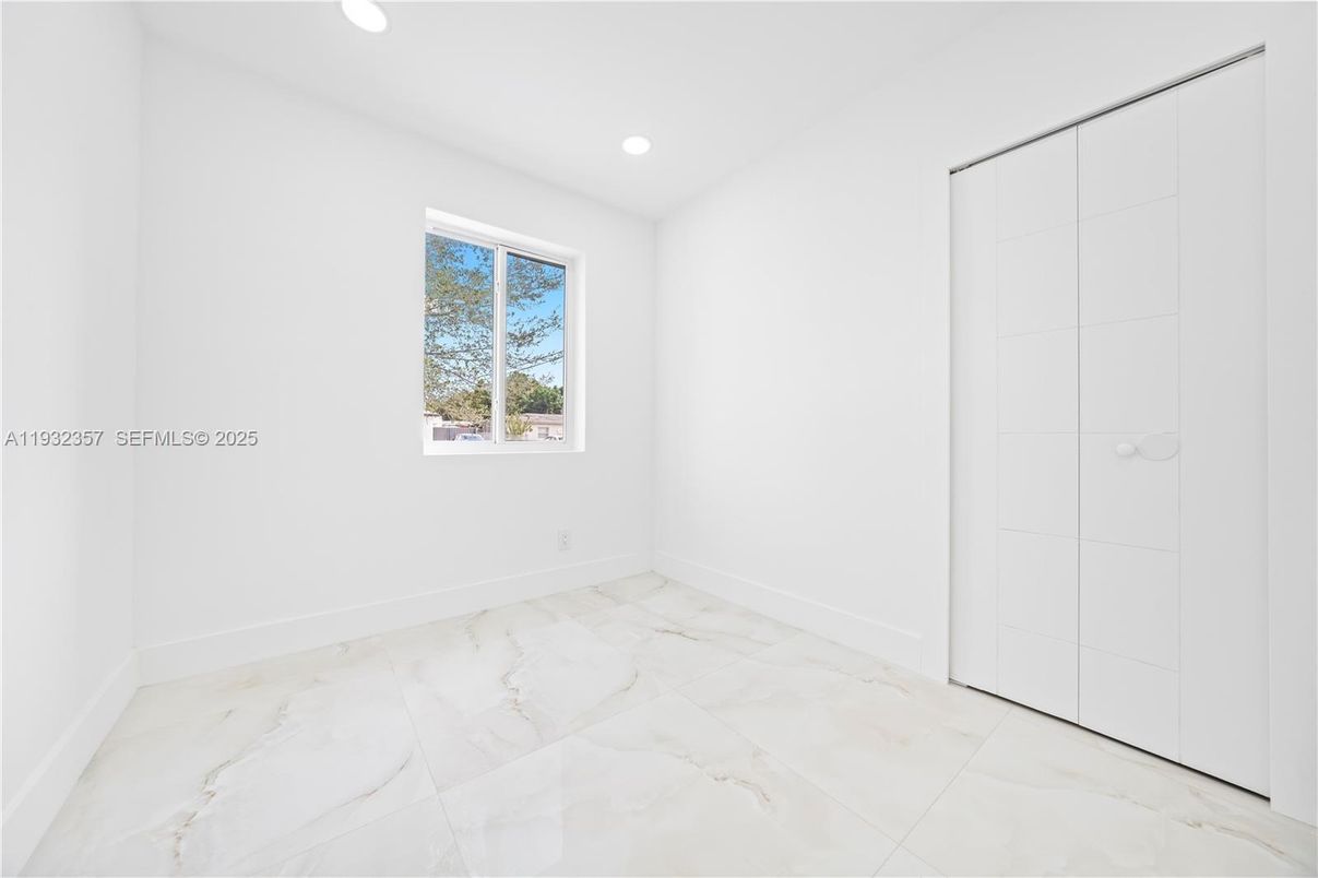 Empty room, Interior, Marble, Recessed Lighting
