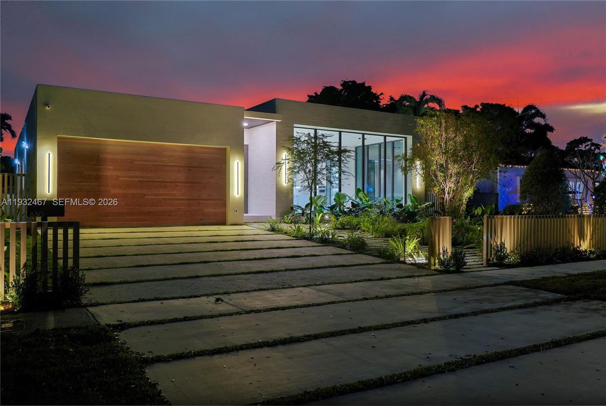 Attached, Exterior, Facade, Modern