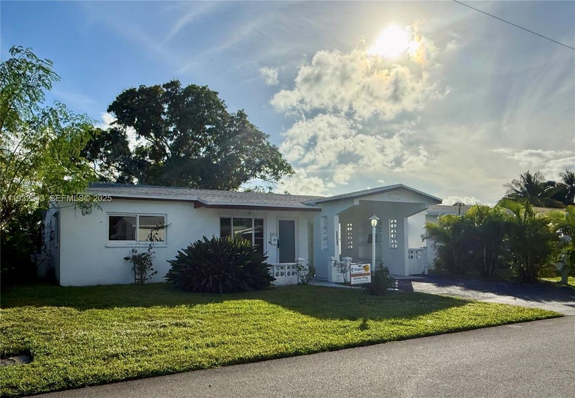 Exterior, Facade, Ranch