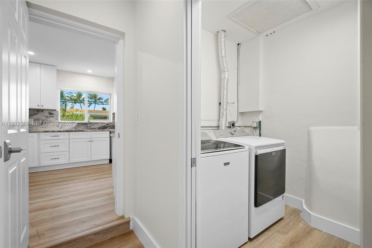 Interior, Recessed Lighting, Washer, Wood Texture Flooring