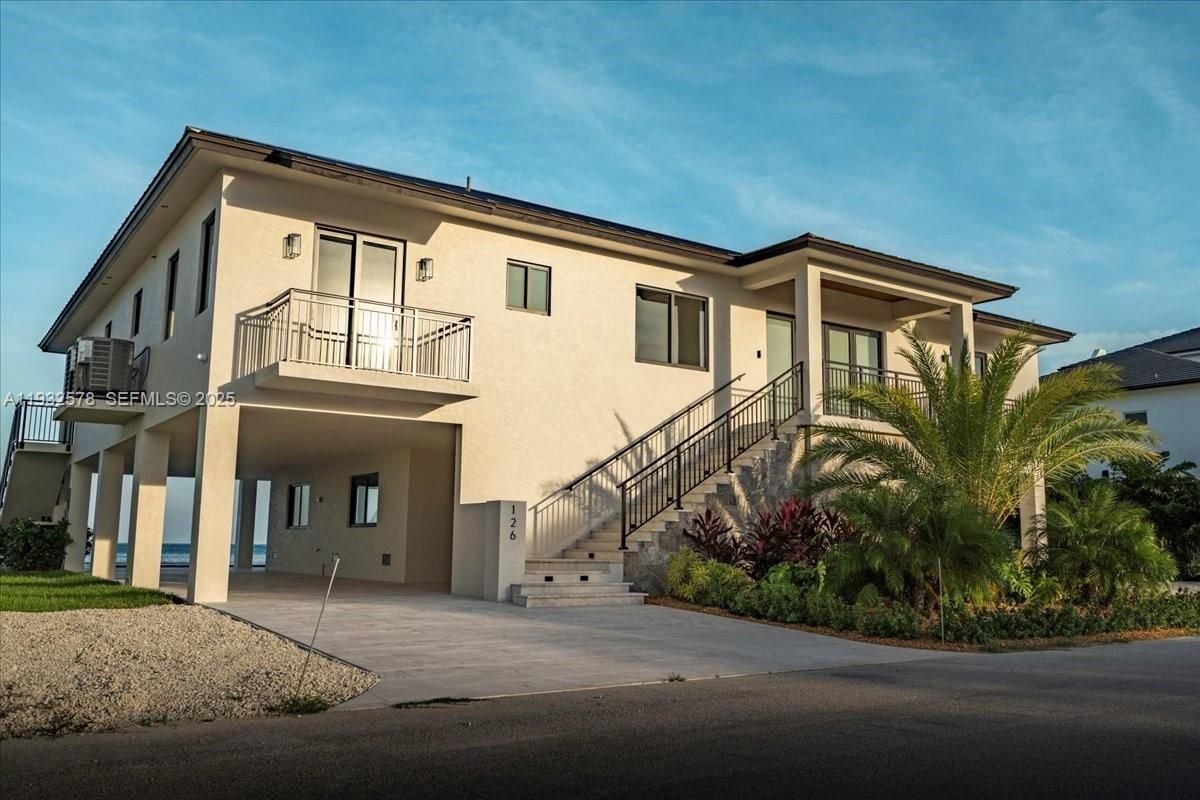 Exterior, Facade, Modern