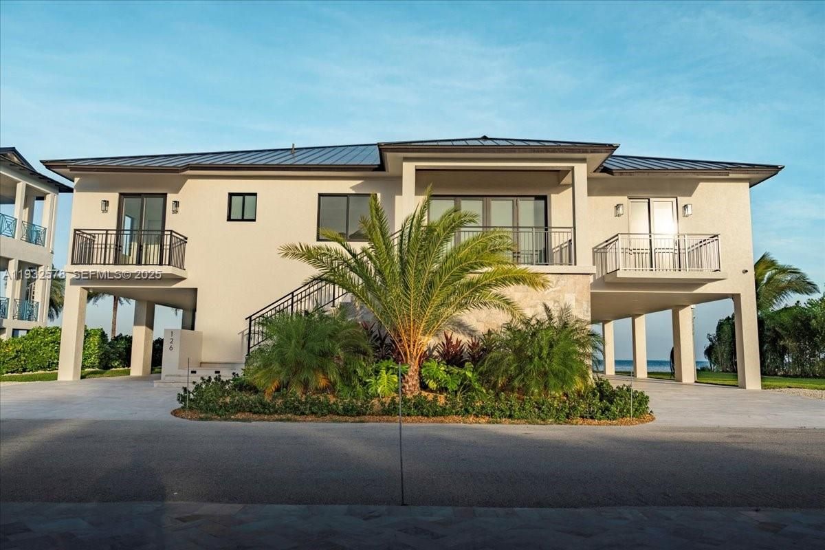 Exterior, Facade, Modern