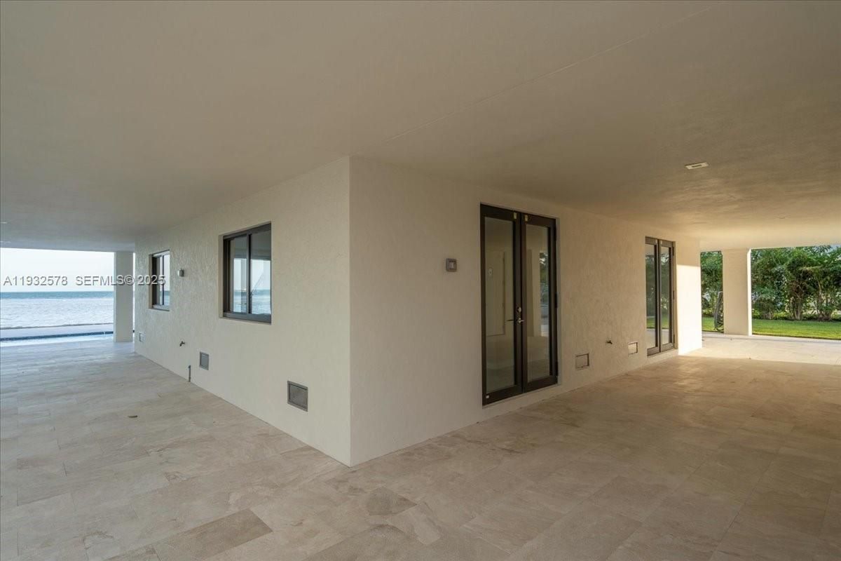 Empty room, Interior, Water