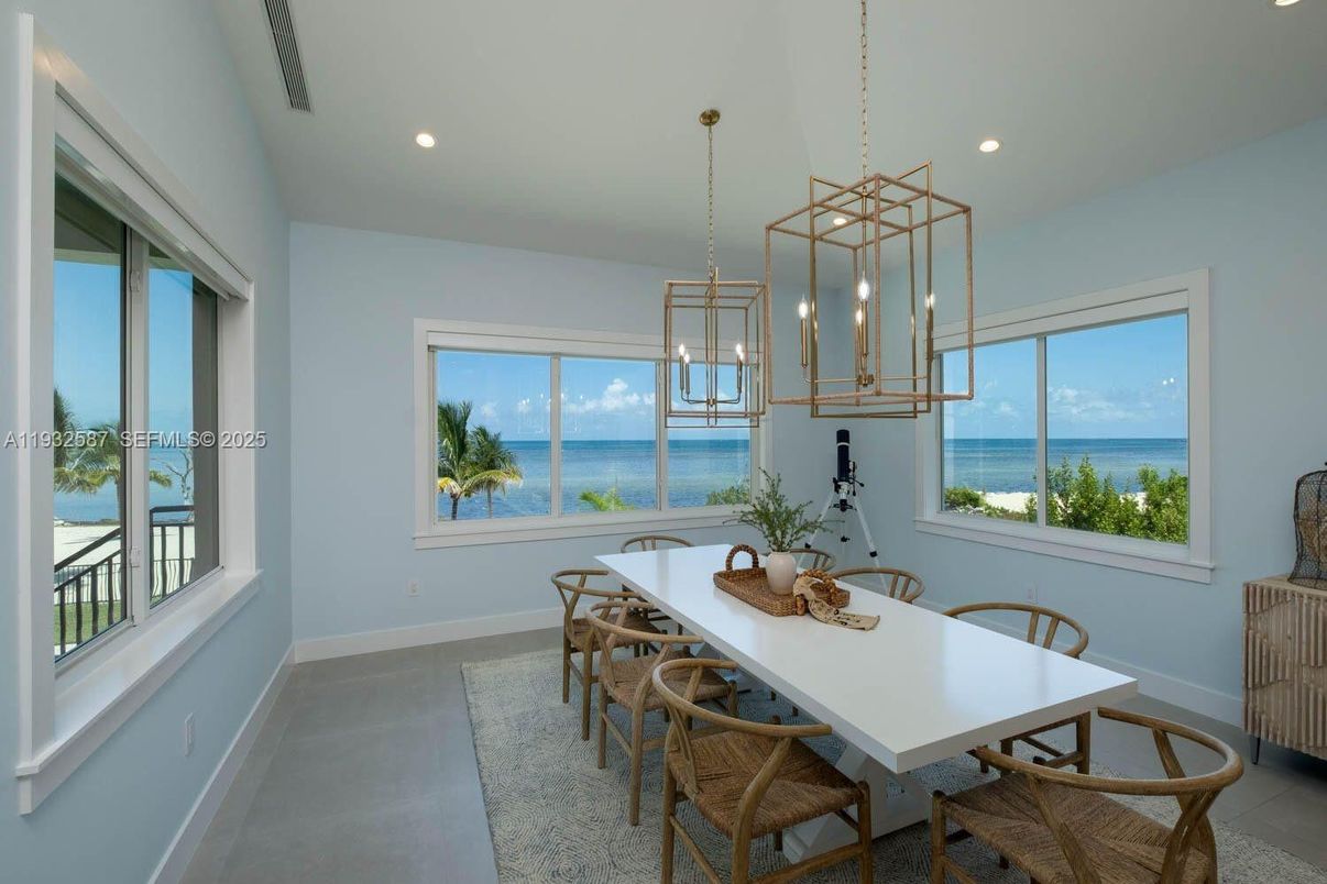 Dining room, Interior, Pendant Lights, Recessed Lighting, Water