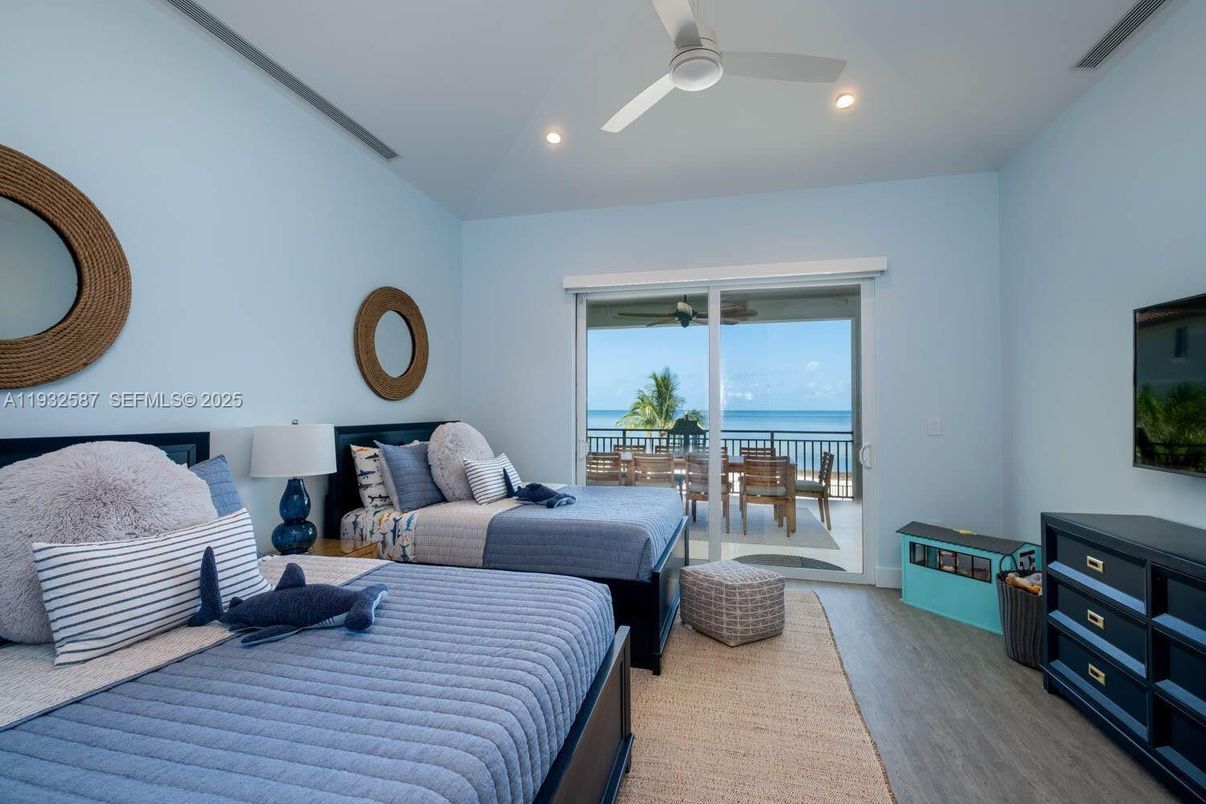 Bedroom, Interior, Recessed Lighting, Water