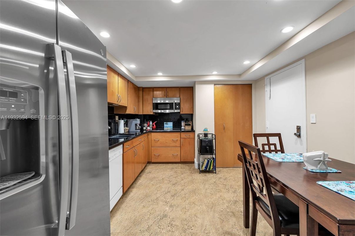 Dining room, Interior, Kitchen, Recessed Lighting, Stainless Steel Appliances
