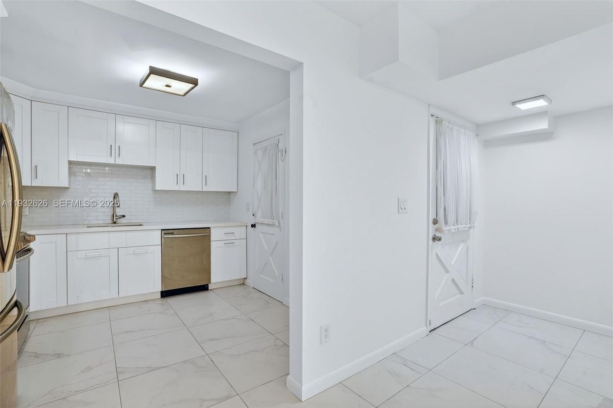 Interior, Kitchen, Marble, Stainless Steel Appliances