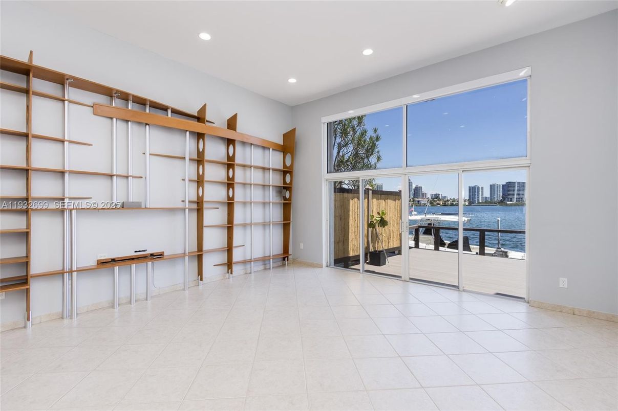 Empty room, Interior, Recessed Lighting, Water