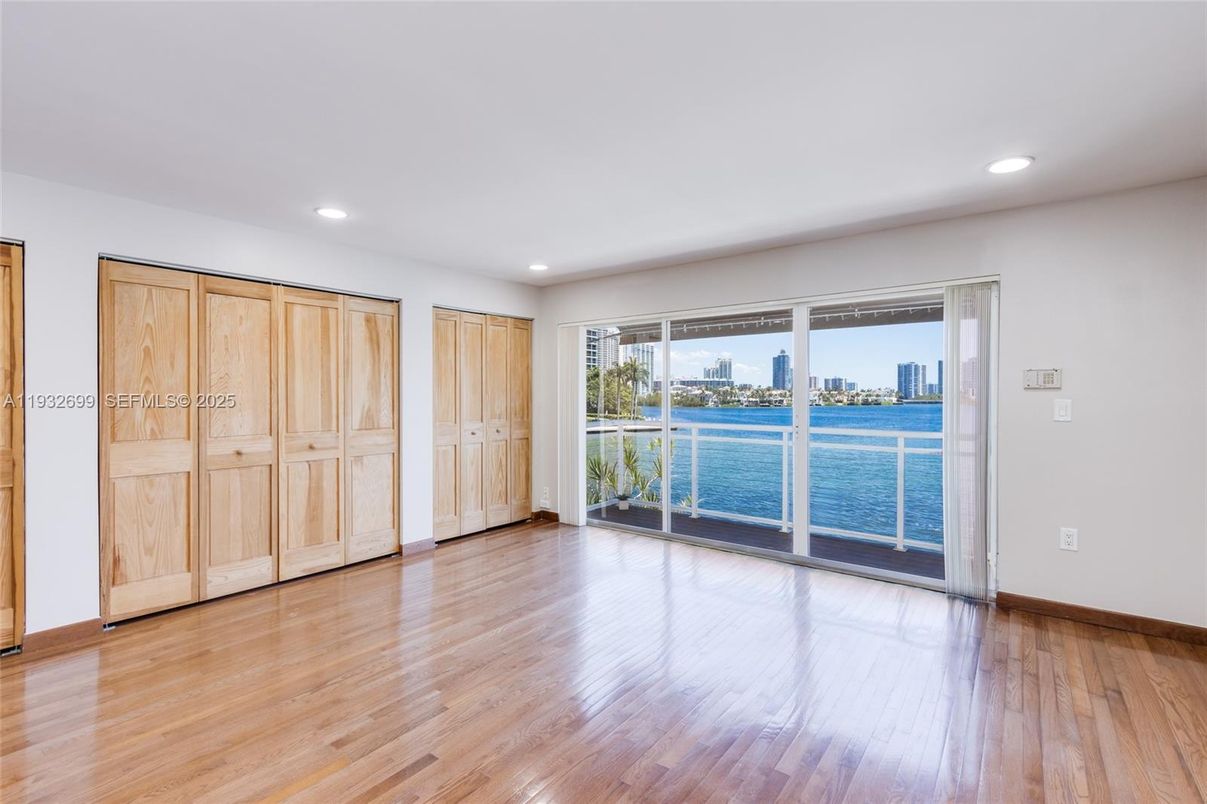 Empty room, Interior, Recessed Lighting, Water, Wood Texture Flooring