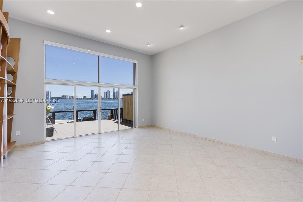 Empty room, Interior, Recessed Lighting, Water