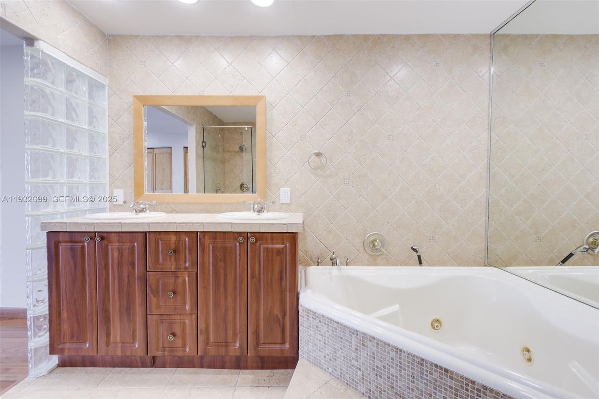 Bathroom, Dual Sink Vanities, Interior, Recessed Lighting