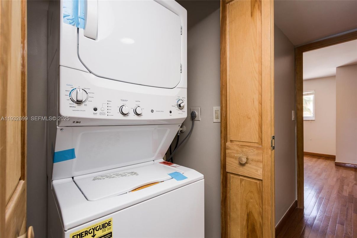 Interior, Utility Closets, Washer, Wood Texture Flooring