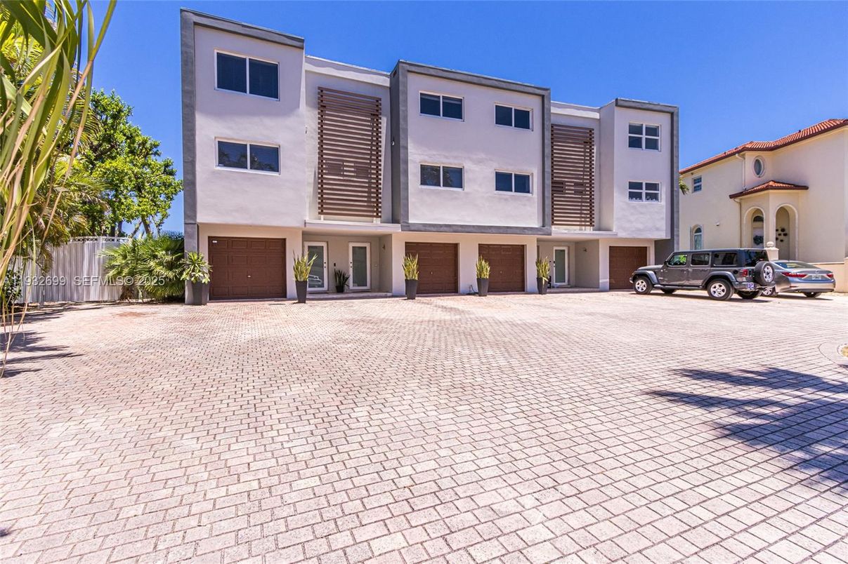 Attached, Exterior, Facade, Modern