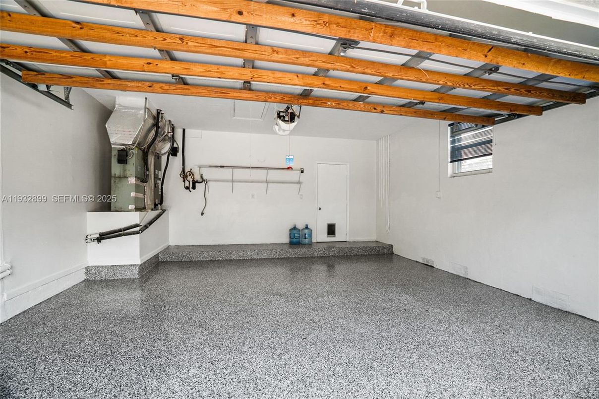Empty room, Garage, Interior, Wooden Beams