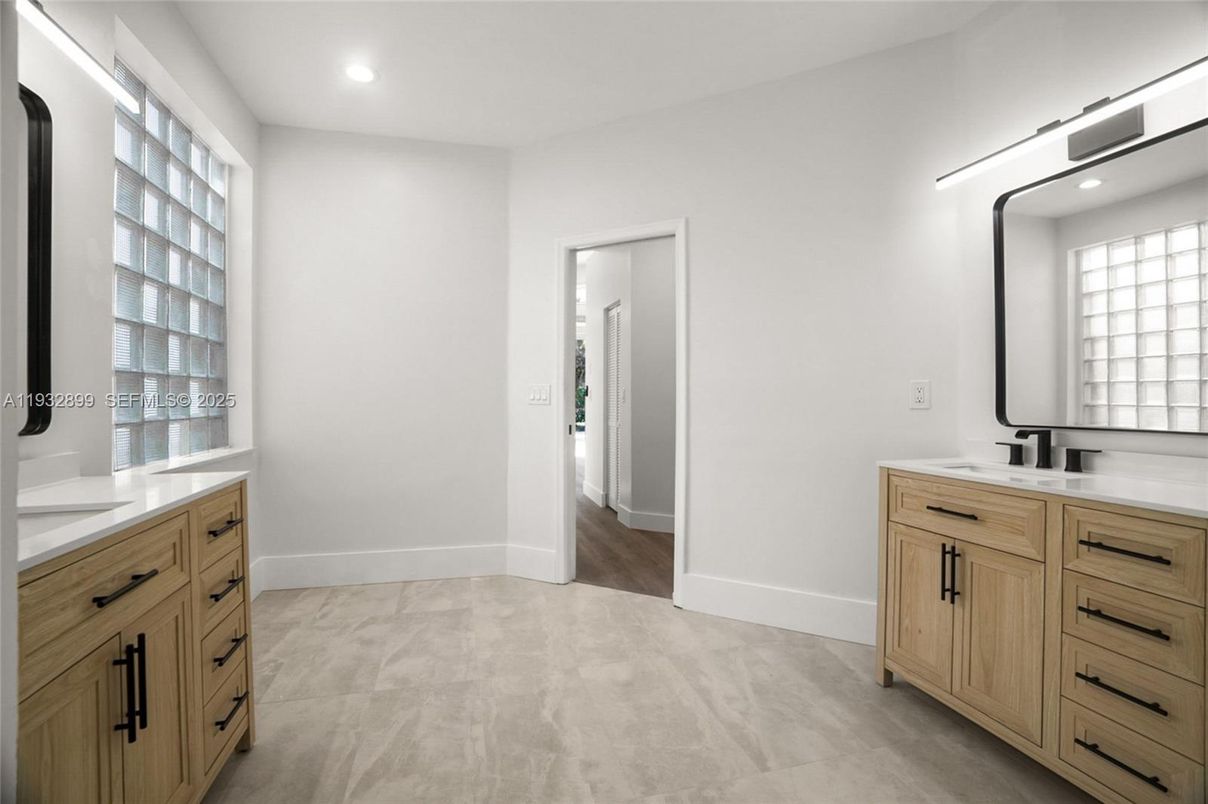 Bathroom, Interior, Recessed Lighting