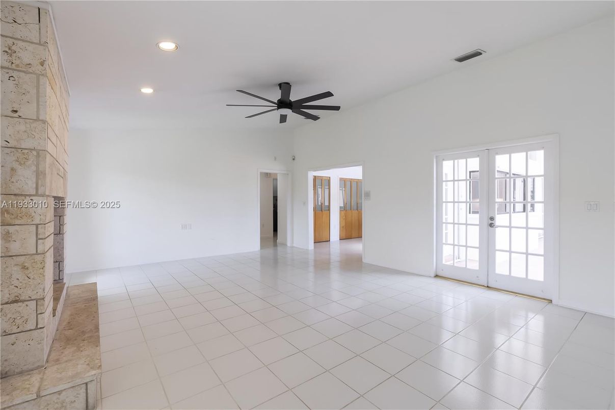 Empty room, Interior, Recessed Lighting