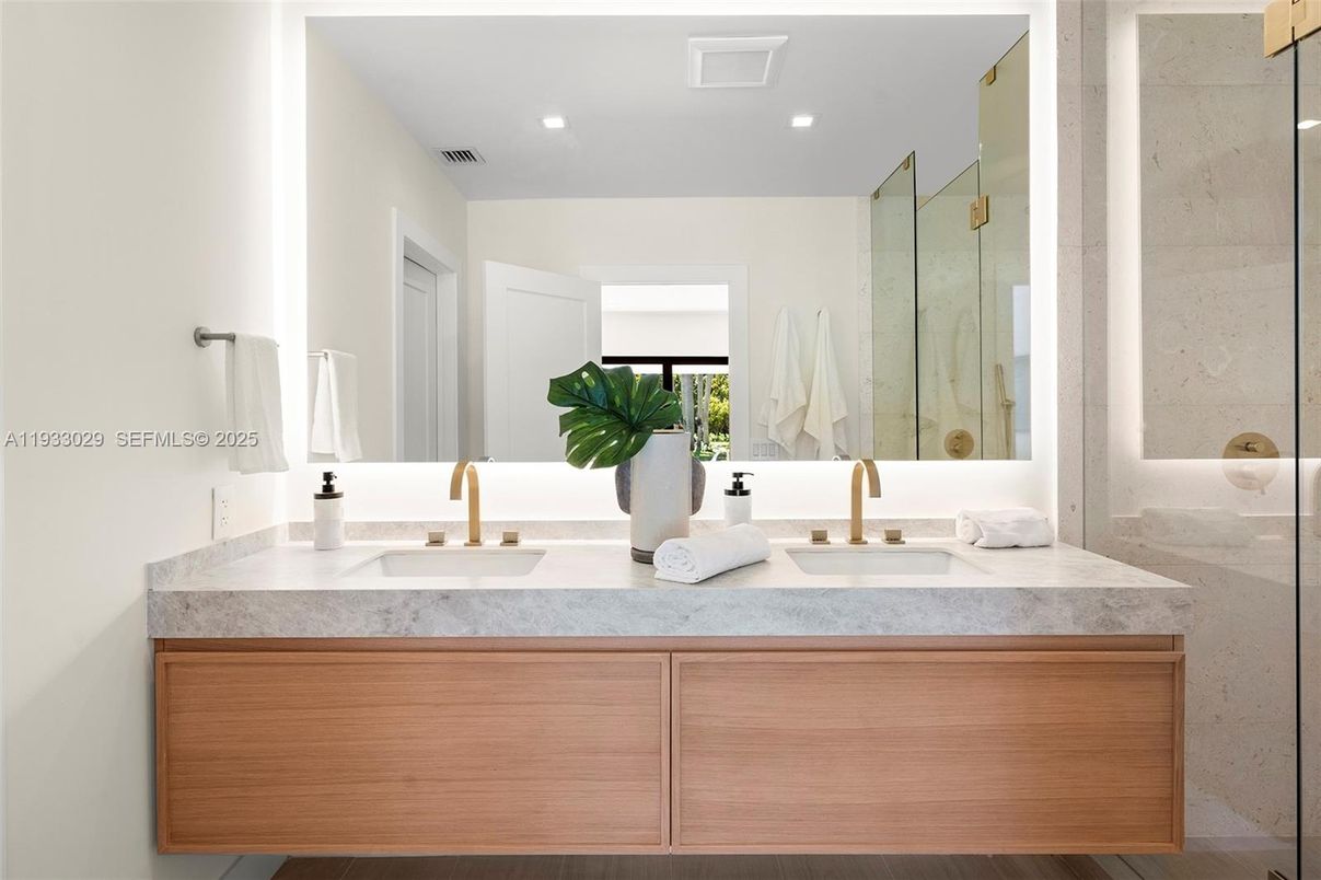 Bathroom, Dual Sink Vanities, Interior, Recessed Lighting