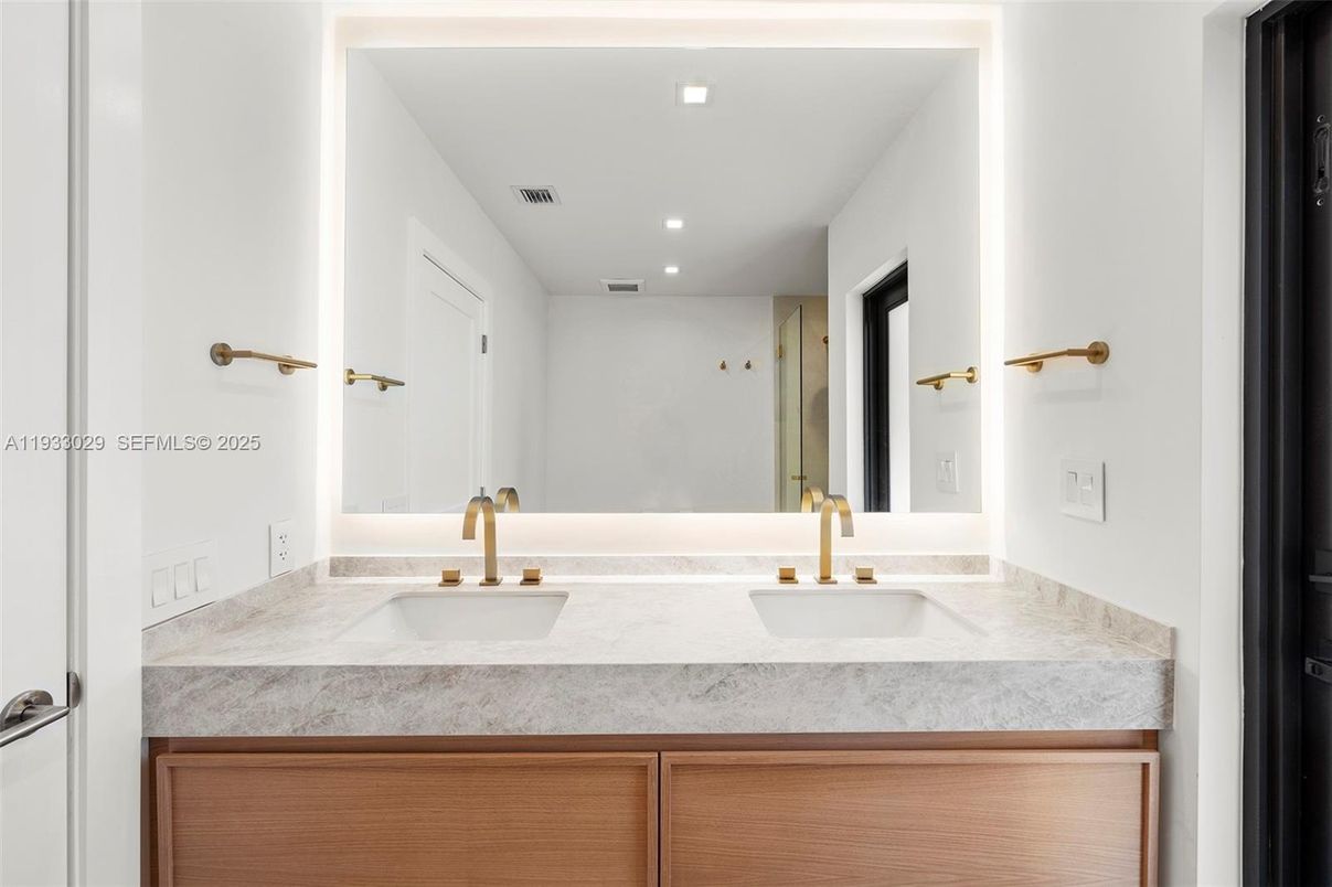 Bathroom, Interior, Recessed Lighting