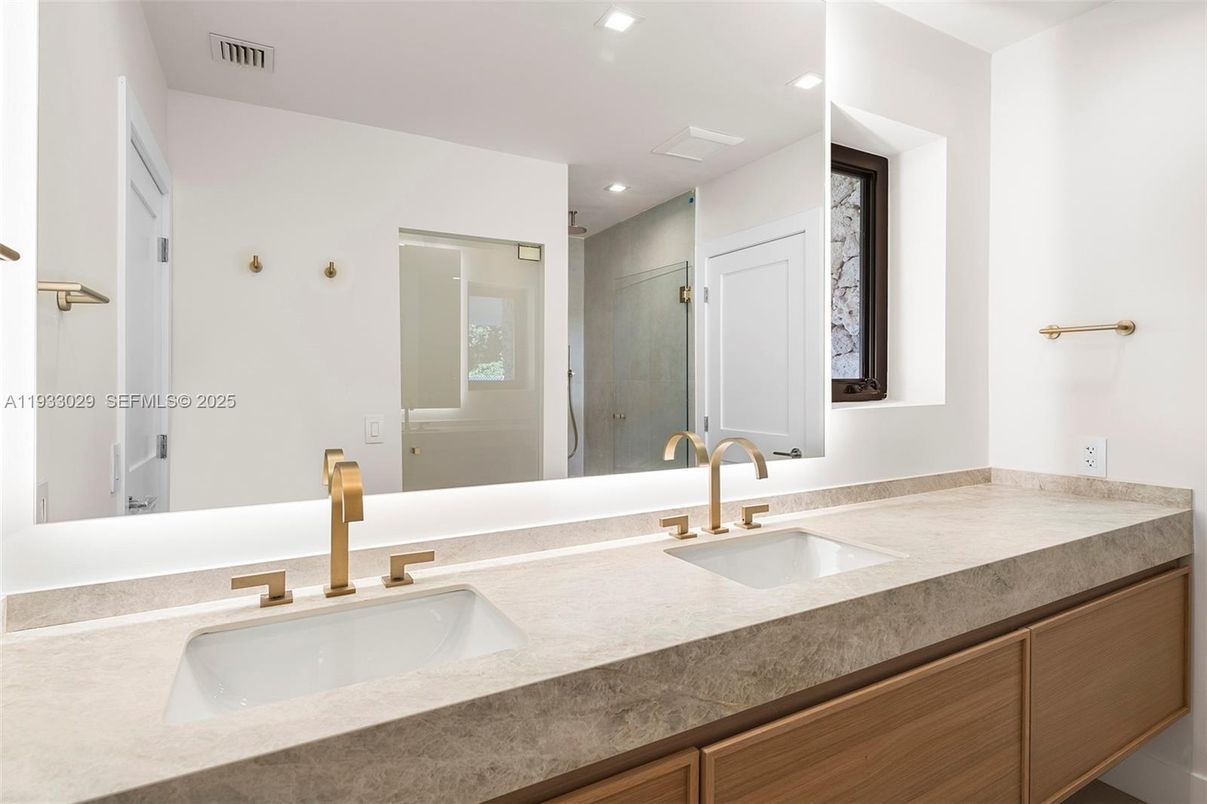 Bathroom, Dual Sink Vanities, Interior, Recessed Lighting