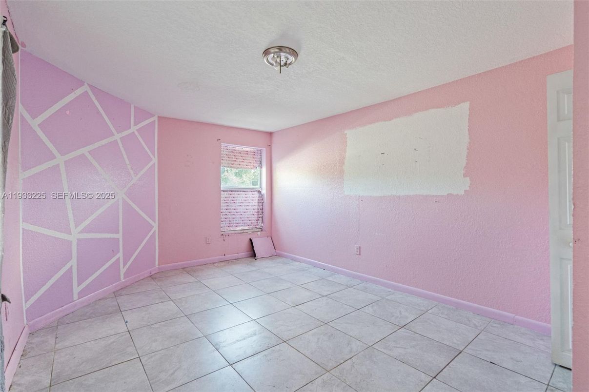 Empty room, Interior