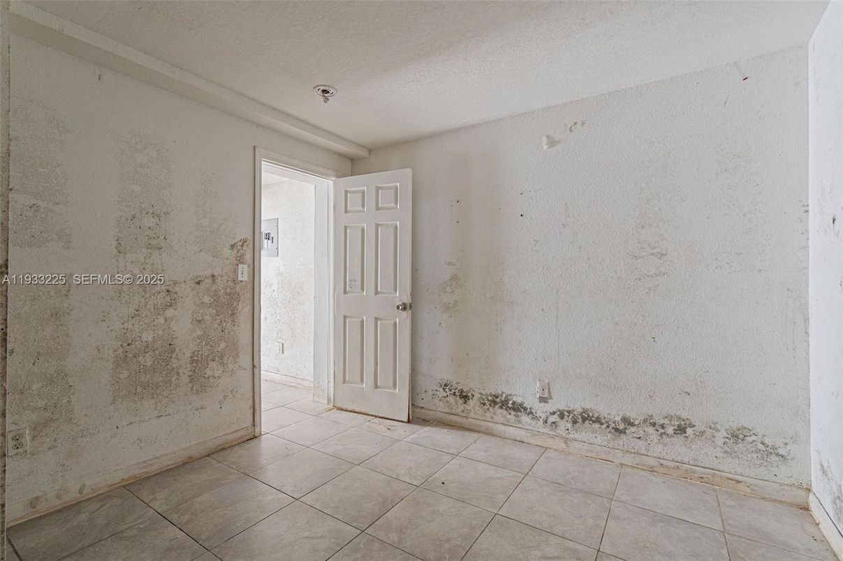 Empty room, Interior