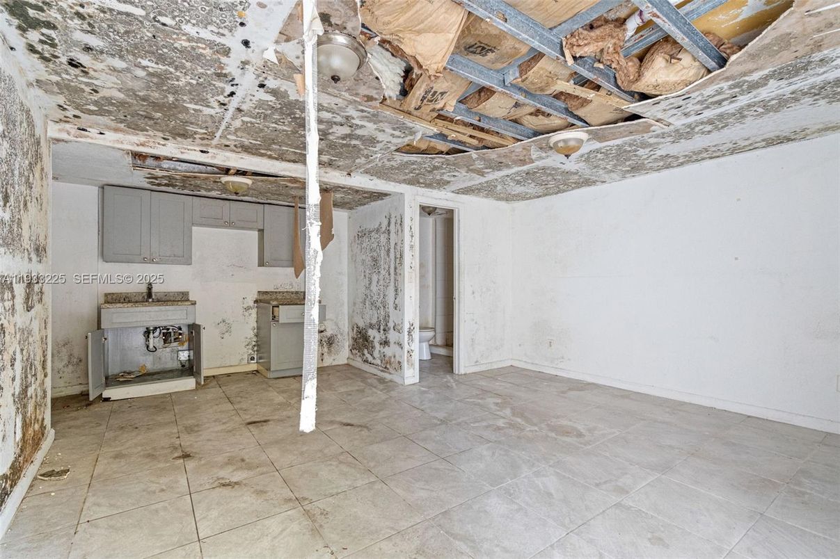 Empty room, Interior