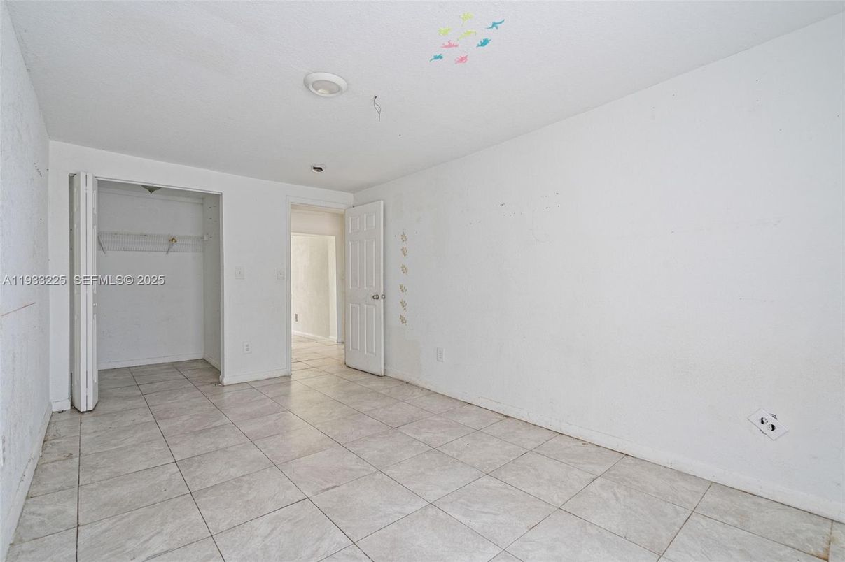 Empty room, Interior