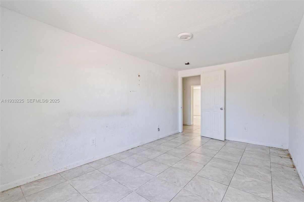 Empty room, Interior