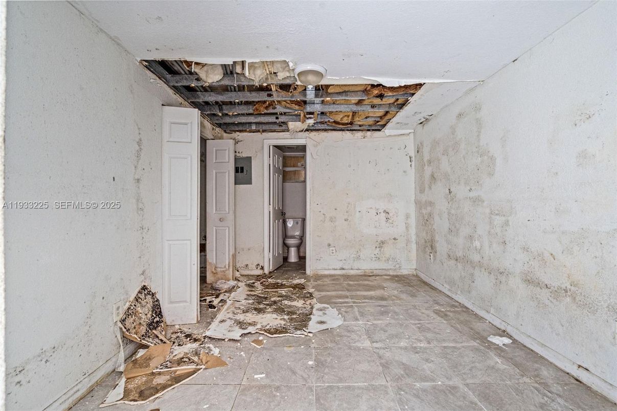 Empty room, Interior