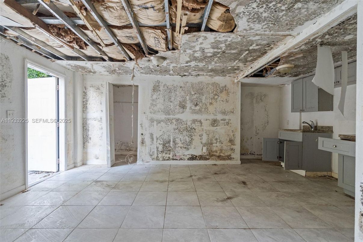 Empty room, Interior