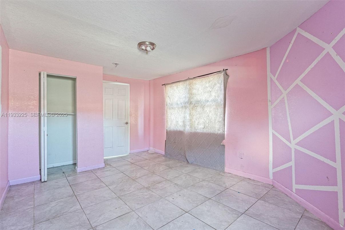 Empty room, Interior