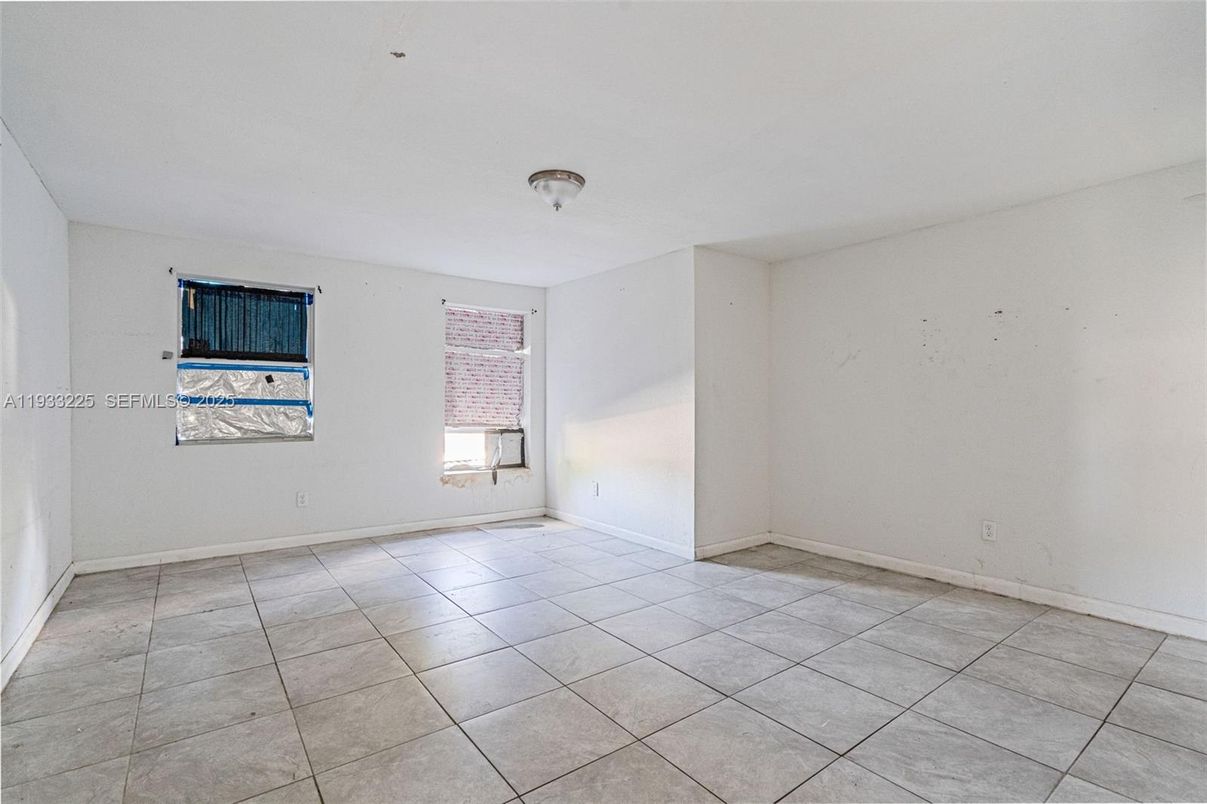 Empty room, Interior