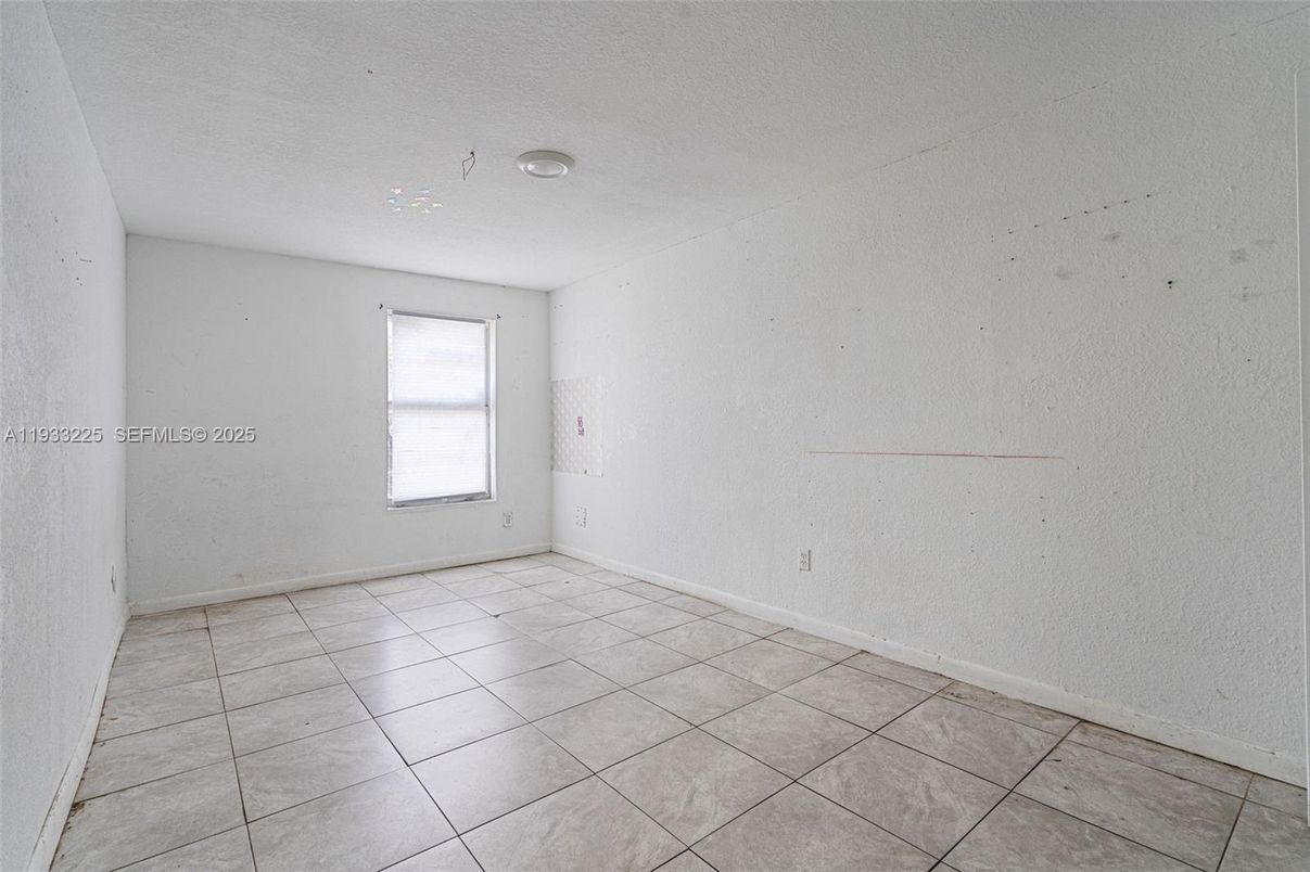 Empty room, Interior