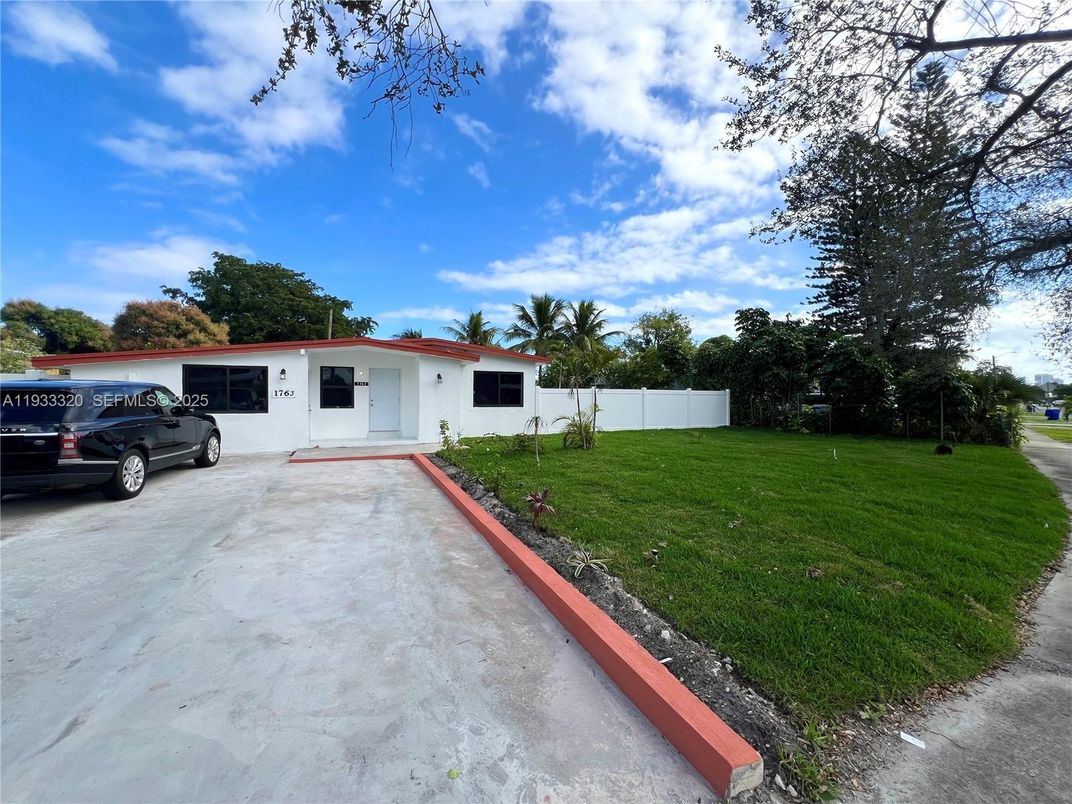 Backyard, Exterior, Facade, Ranch