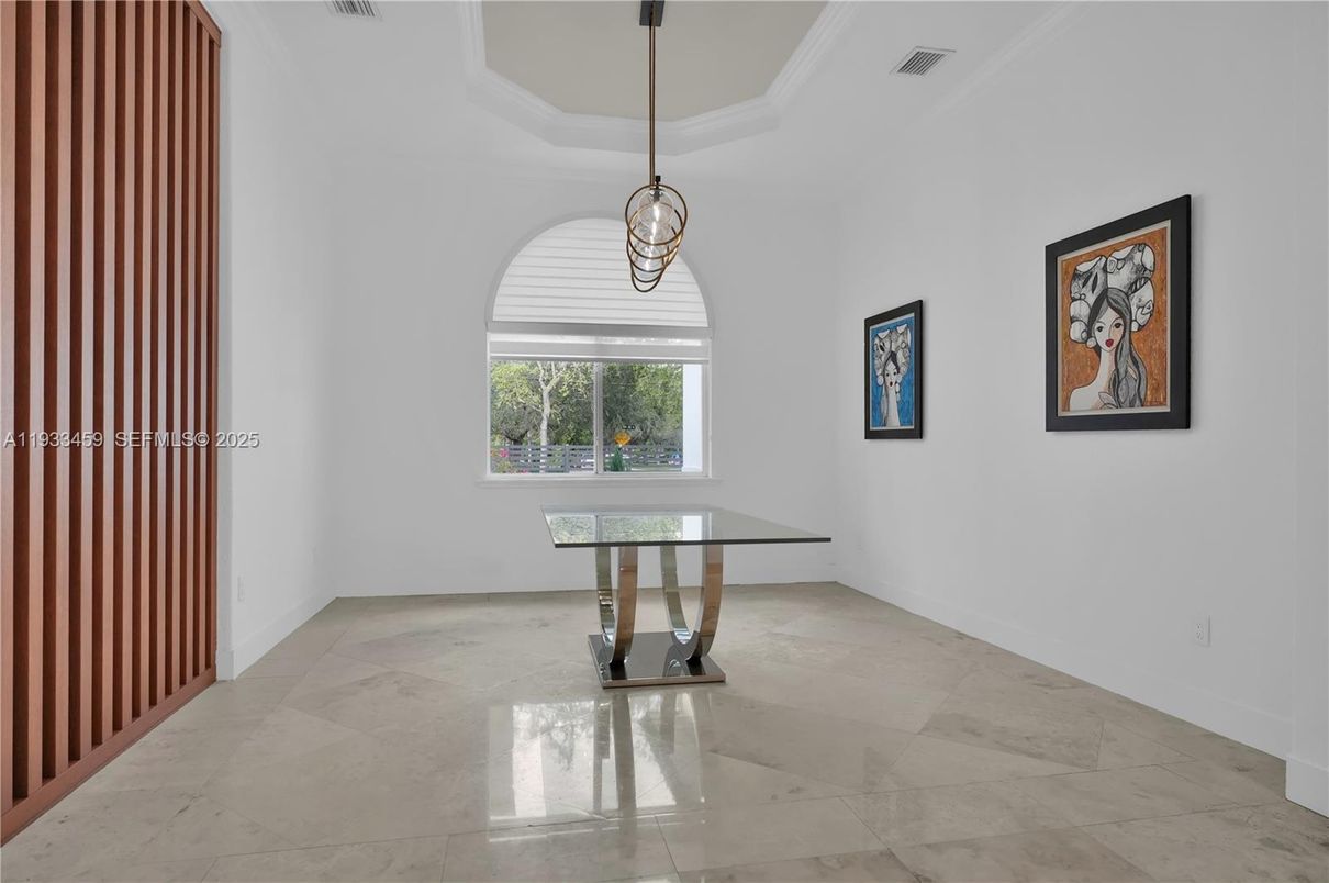Empty room, Interior, Pendant Lights