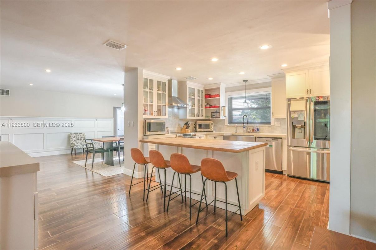 Dining room, Interior, Kitchen, Pendant Lights, Recessed Lighting, Stainless Steel Appliances, Wood Texture Flooring