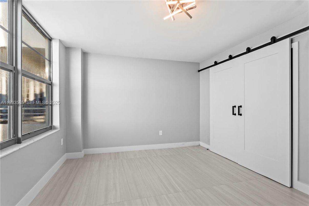 Empty room, Interior