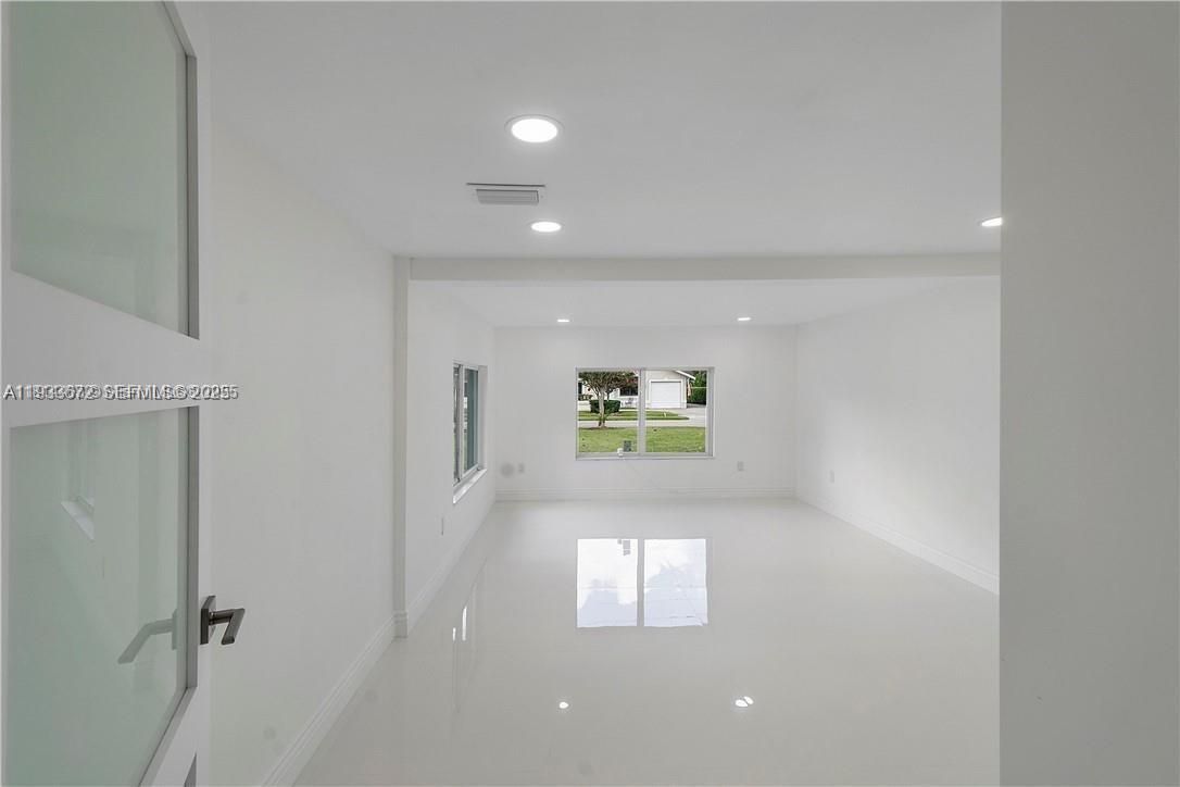 Empty room, Interior, Recessed Lighting