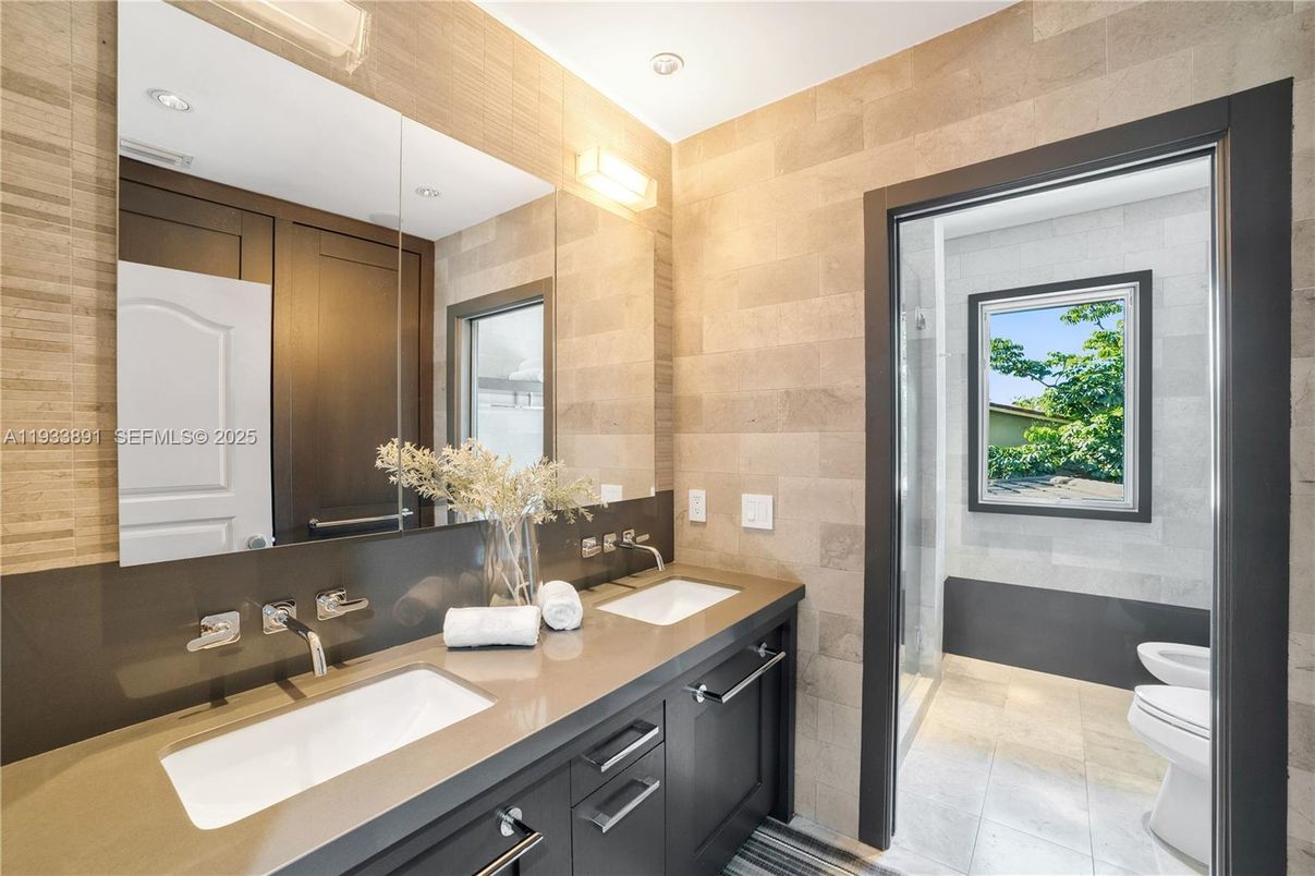 Bathroom, Dual Sink Vanities, Interior, Recessed Lighting