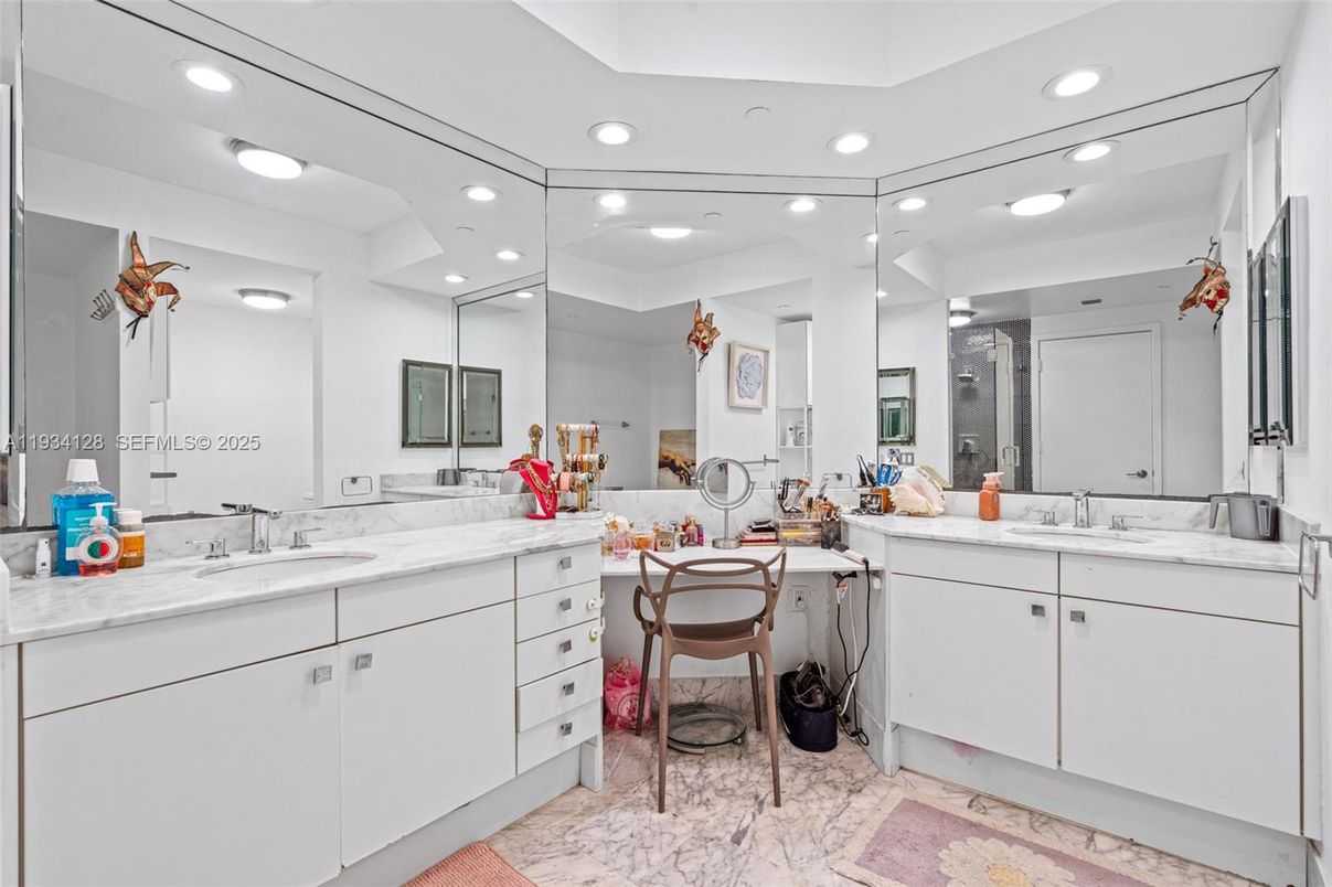 Bathroom, Dual Sink Vanities, Interior, Recessed Lighting