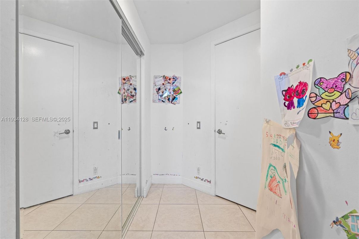 Empty room, Interior